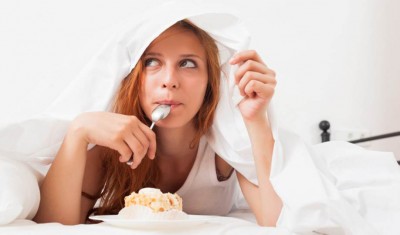 5 Akibat Makan di Tempat Tidur atau Kasur